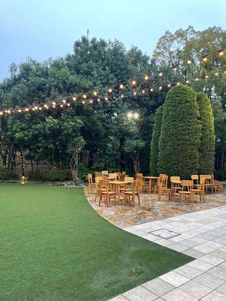 披露宴会場のすぐそばにあるガーデン。ここで挙式を行うことも可能。