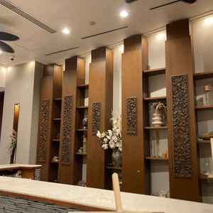 ロビーはバリ風のインテリアで南国リゾートのような落ち着きと温かみがあった。