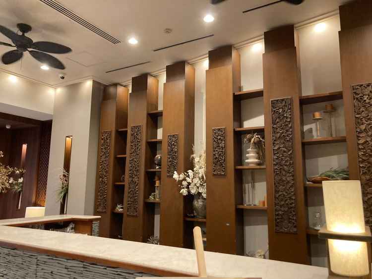 ロビーはバリ風のインテリアで南国リゾートのような落ち着きと温かみがあった。