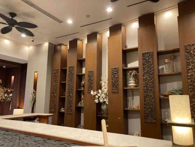 ロビーはバリ風のインテリアで南国リゾートのような落ち着きと温かみがあった。