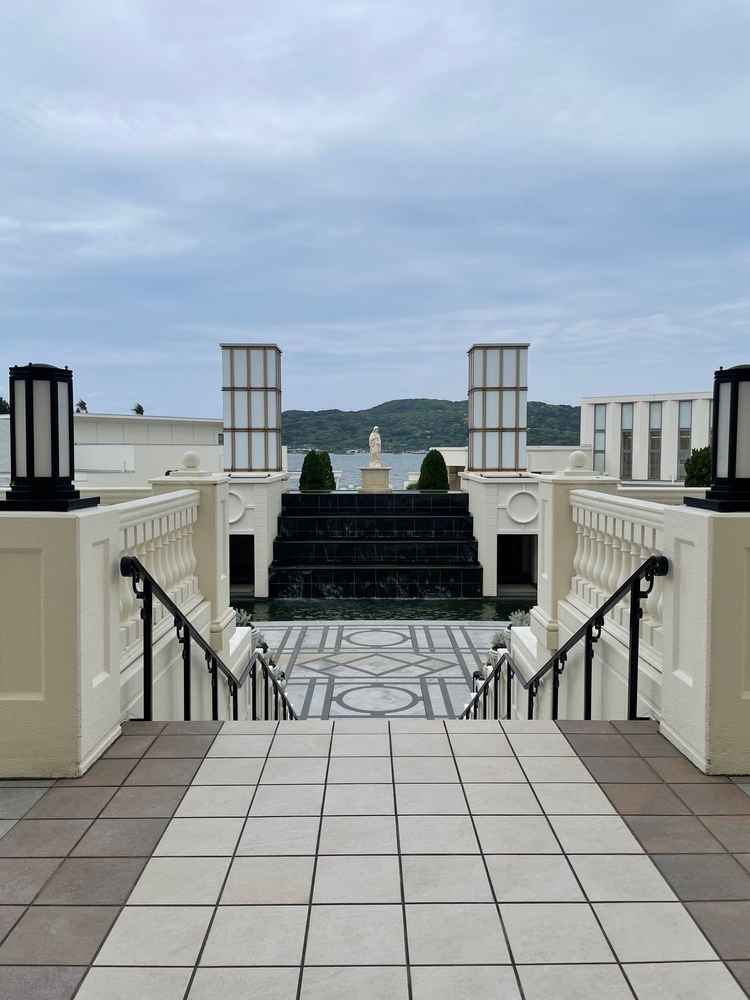 大聖堂から出たときの景色です。滝があって素敵だと思いました。その奥には海が見えてとても良かったです。