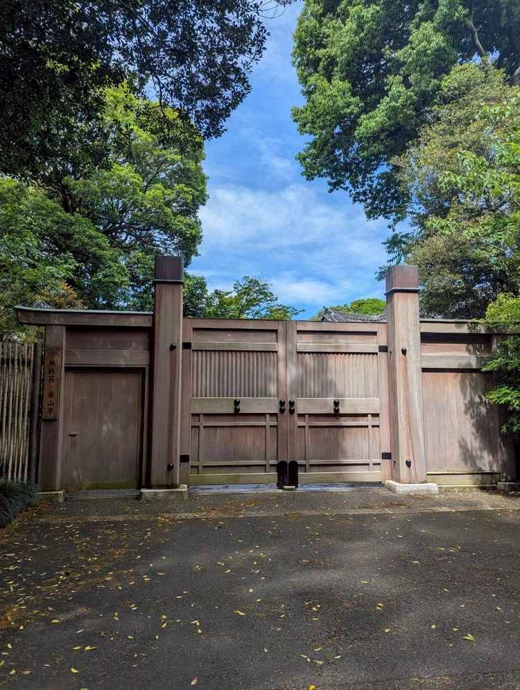 披露宴会場、桃林荘の入口です。