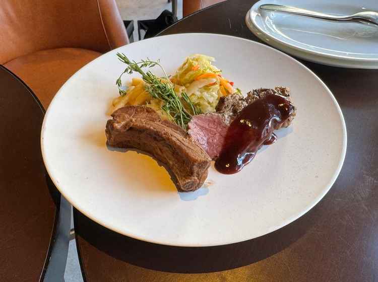 試食で頂いたお肉です。フランベのパフォーマンスをして下さいました。