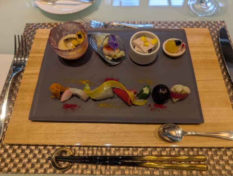 どのコースにも一品目としてついてくる鮑・赤鶏・金目鯛など贅沢な一品。和菓子の最中も甘くておいしい。