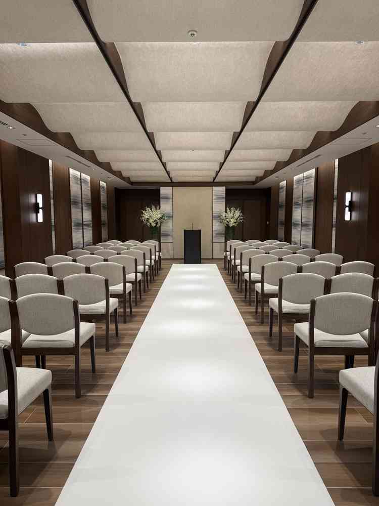 チャペルです。天井が波になっていておしゃれなのと、落ち着いた雰囲気が素敵です。