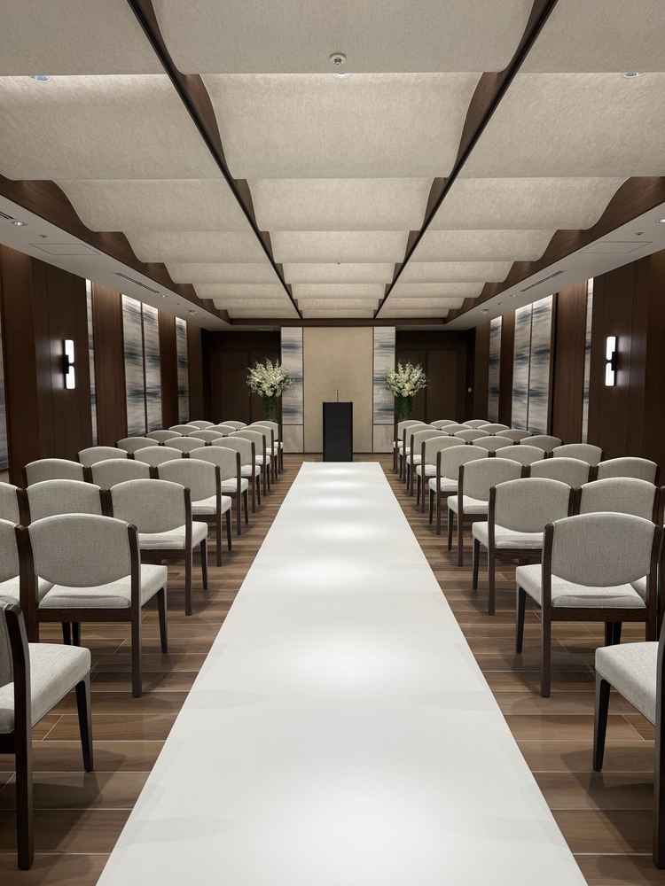 チャペルです。天井が波になっていておしゃれなのと、落ち着いた雰囲気が素敵です。