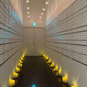 式場前の空間。チャペルの意味の「母体の中」を意図していてドアを開けた瞬間の式場内の開放感に涙が出た