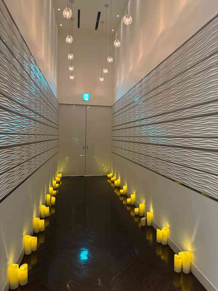 式場前の空間。チャペルの意味の「母体の中」を意図していてドアを開けた瞬間の式場内の開放感に涙が出た