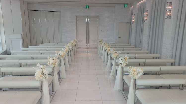 挙式会場は、白を基調としていて、ウエディングドレスと合いそうでした。