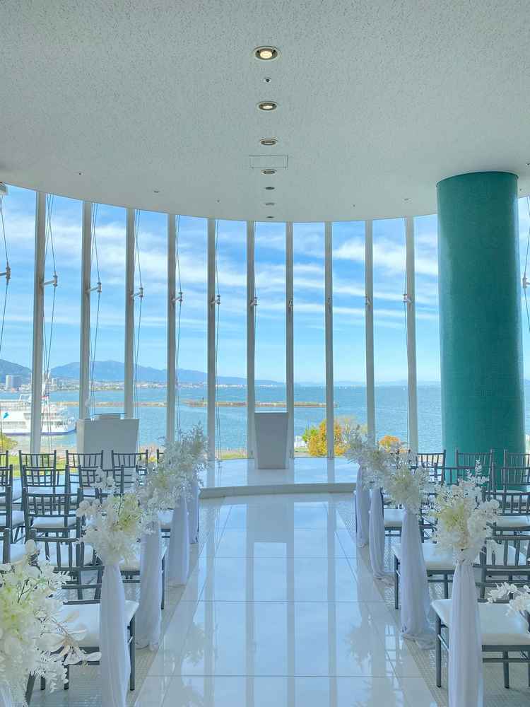 式場のお写真。レイクビューが素晴らしく、とても明るいです。