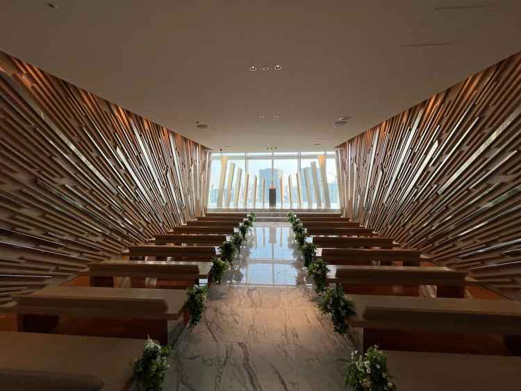 チャペルの写真です。眺望抜群で、オープニングムービーもあるとのことで、すごかったです。