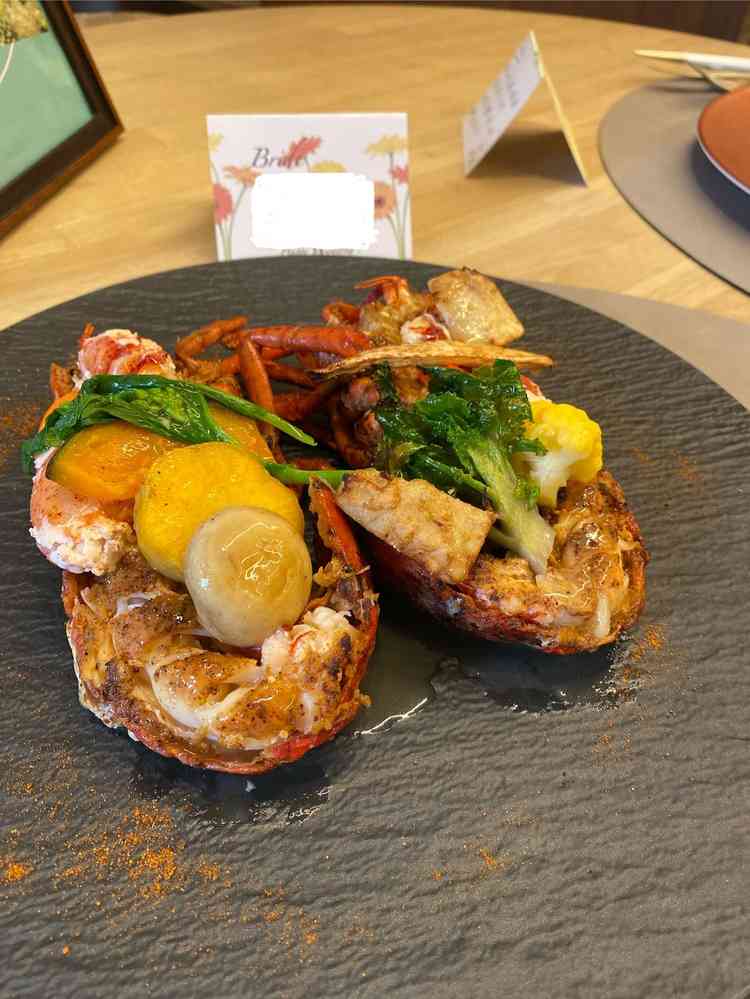 試食のオマール海老。身が大きく、プリプリ。付け合わせの野菜も全て美味しい。