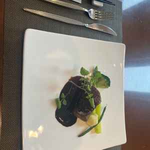 肉料理はとても柔らかく口の中で解けるようでした。