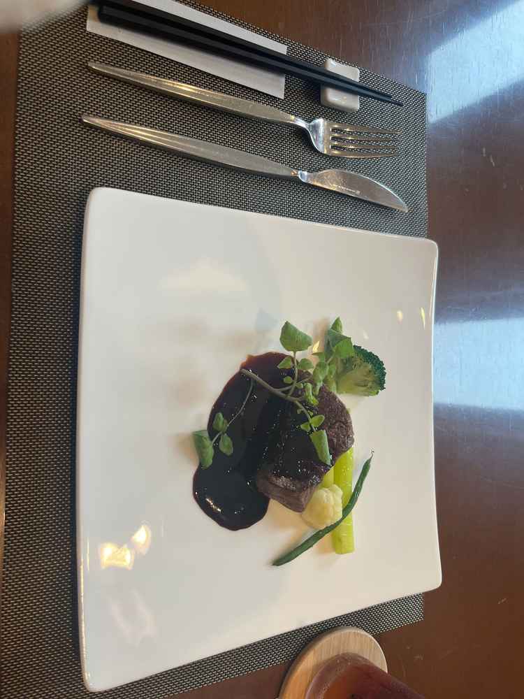 肉料理はとても柔らかく口の中で解けるようでした。