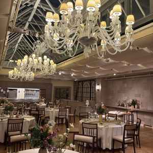 天井の高い披露宴会場で昼は光が入り綺麗だと思います。