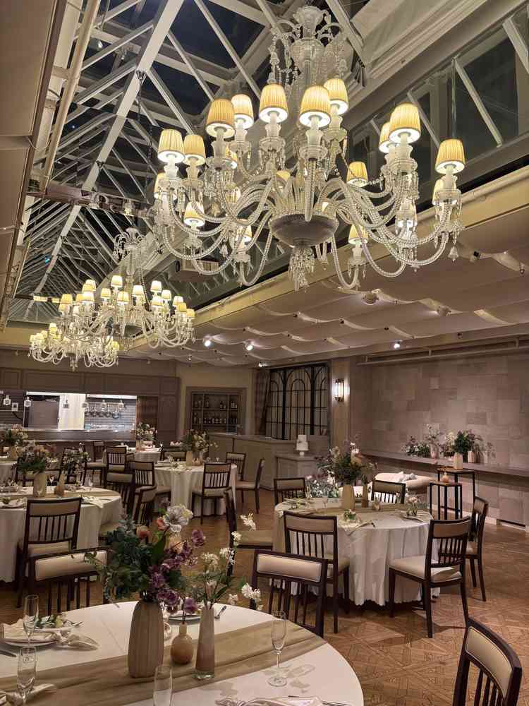 天井の高い披露宴会場で昼は光が入り綺麗だと思います。