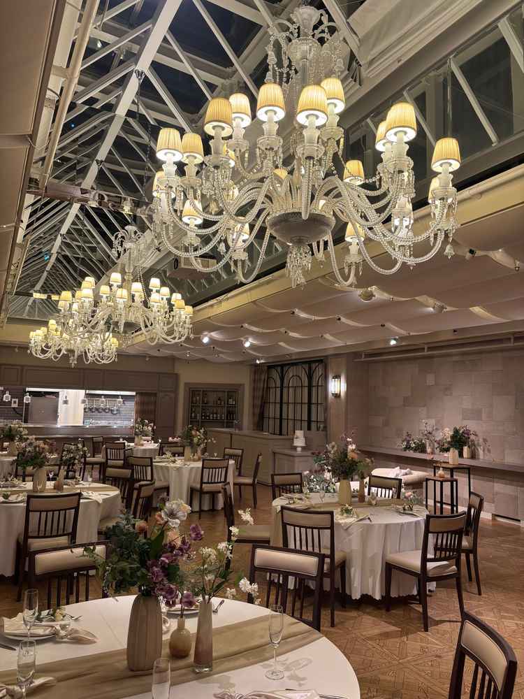 天井の高い披露宴会場で昼は光が入り綺麗だと思います。