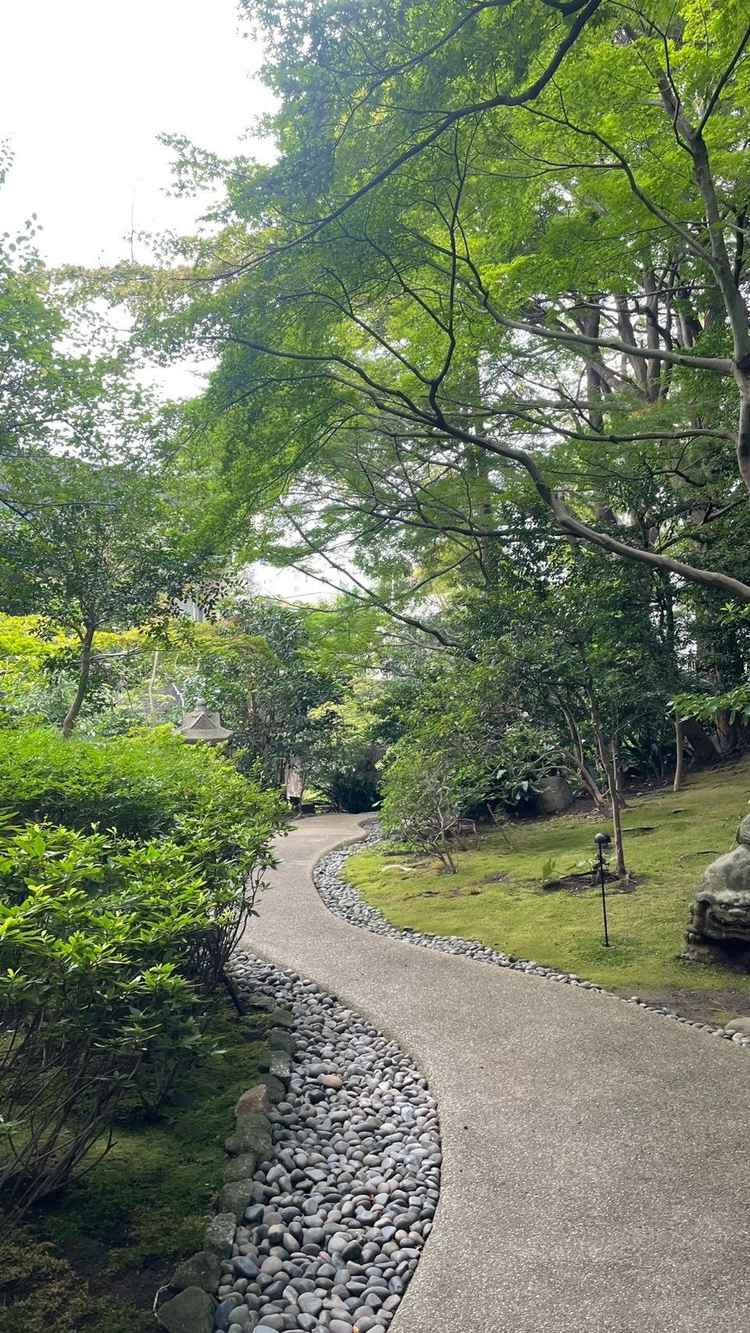 挙式会場までの道のり。日本庭園の中を歩け、都心とは思えない程、ゆったりとした空気が流れていました。
