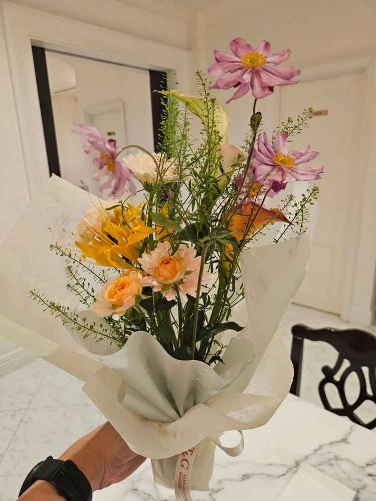 ご紹介頂いたフラワーコーディネーターさんと花束を作った。新婦のブーケも当日に相談して組めるとのこと。
