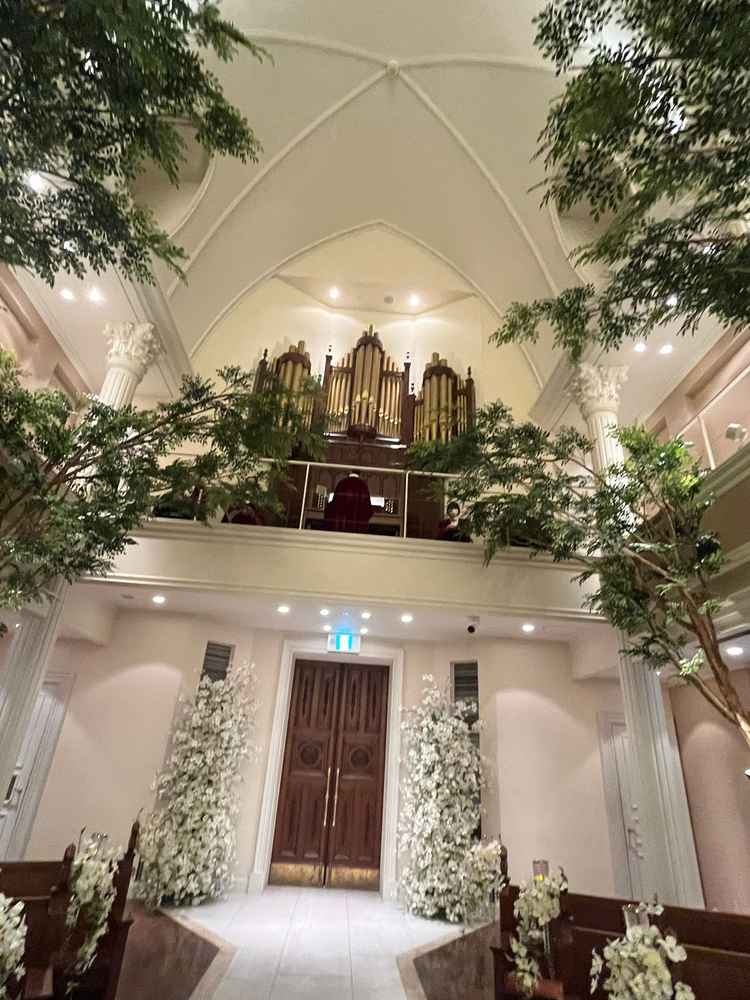 チャペルパイプオルガンあり。キリストだと声楽隊がつく