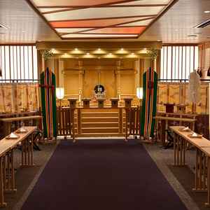 神殿の写真。屋内完結した神殿のため、季節（天候）や、温度等の環境に心配なく安心してあげられるのが魅力