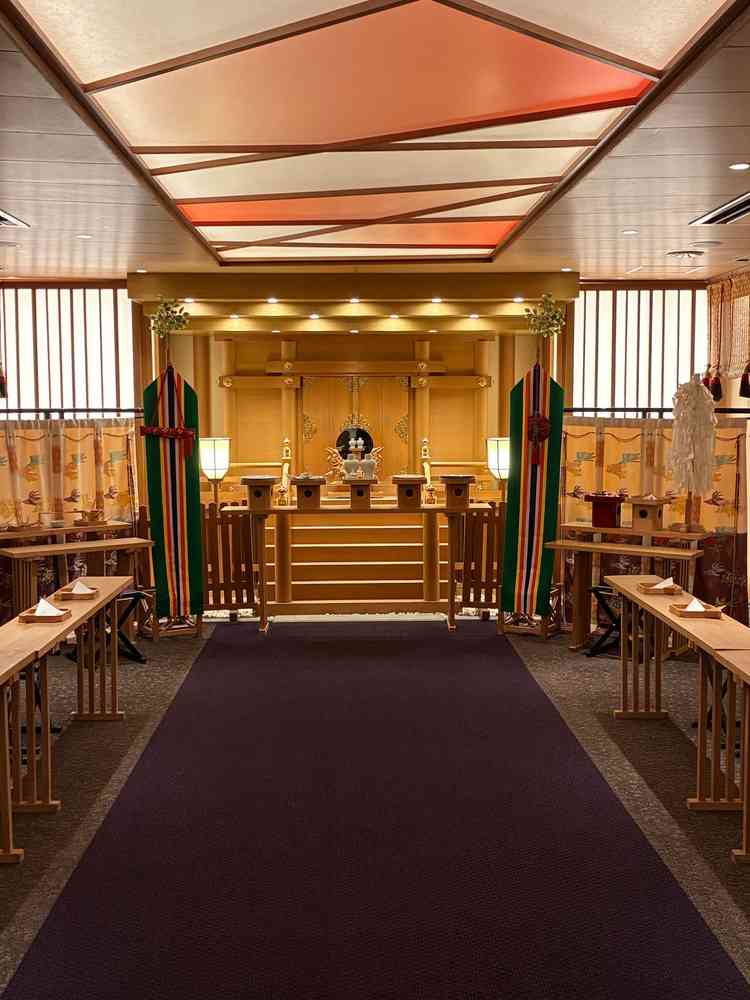 神殿の写真。屋内完結した神殿のため、季節（天候）や、温度等の環境に心配なく安心してあげられるのが魅力