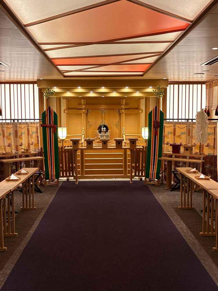 神殿の写真。屋内完結した神殿のため、季節（天候）や、温度等の環境に心配なく安心してあげられるのが魅力