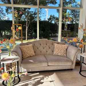 新郎新婦のソファ席にはたくさんの装花がありバックには緑を含めて大阪城を眺めることができました。