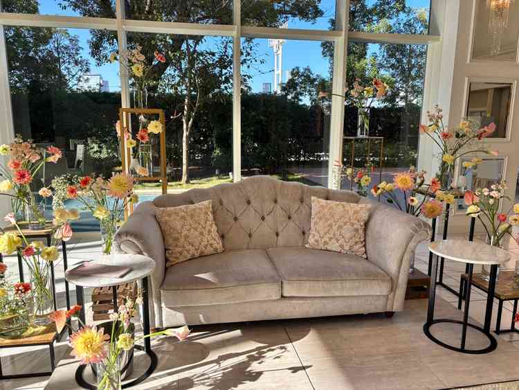 新郎新婦のソファ席にはたくさんの装花がありバックには緑を含めて大阪城を眺めることができました。