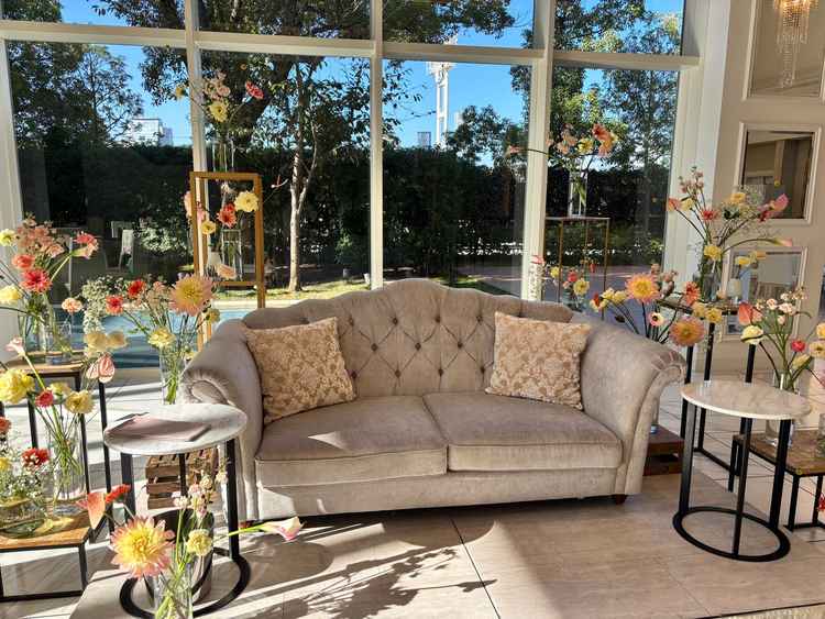 新郎新婦のソファ席にはたくさんの装花がありバックには緑を含めて大阪城を眺めることができました。