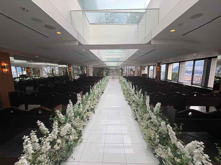 チャペルは長良川や金華山が一望できる仕様