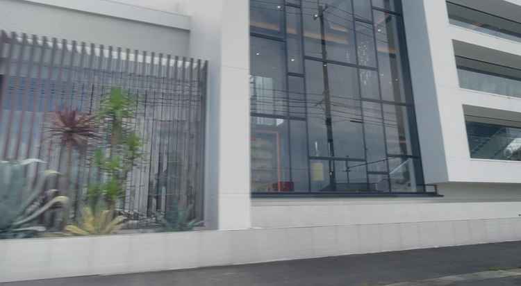 大きな窓から光が差し込む造りで、開放感が溢れる広々とした内装でした。