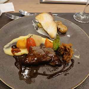 実際に試食コースでいただいたお魚料理とお肉料理です。赤いお肉が苦手なお肉は良く焼きでお願いしました。