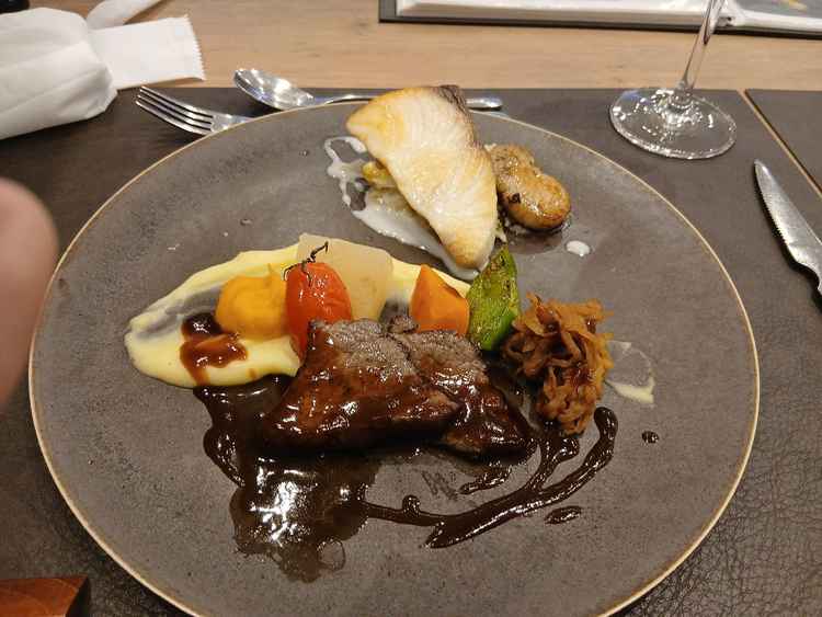 実際に試食コースでいただいたお魚料理とお肉料理です。赤いお肉が苦手なお肉は良く焼きでお願いしました。