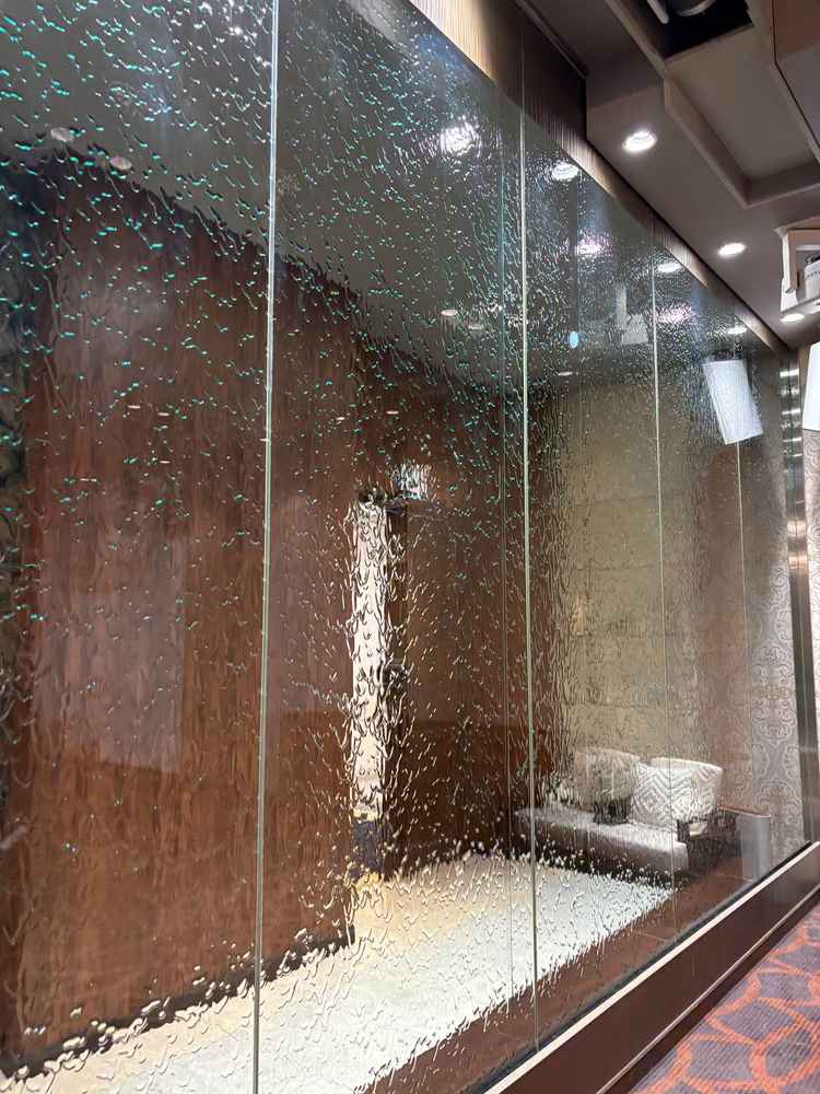 披露宴会場の水が流れる壁