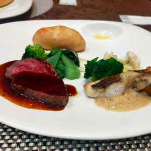 メインの試食。肉も魚も美味しかった。