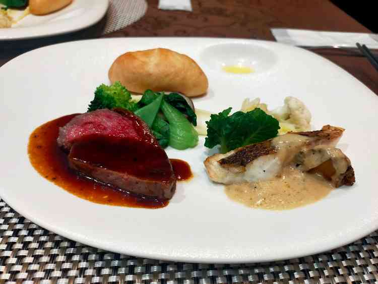 メインの試食。肉も魚も美味しかった。