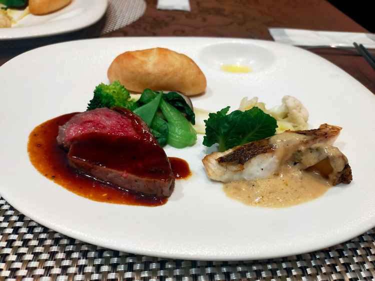 メインの試食。肉も魚も美味しかった。