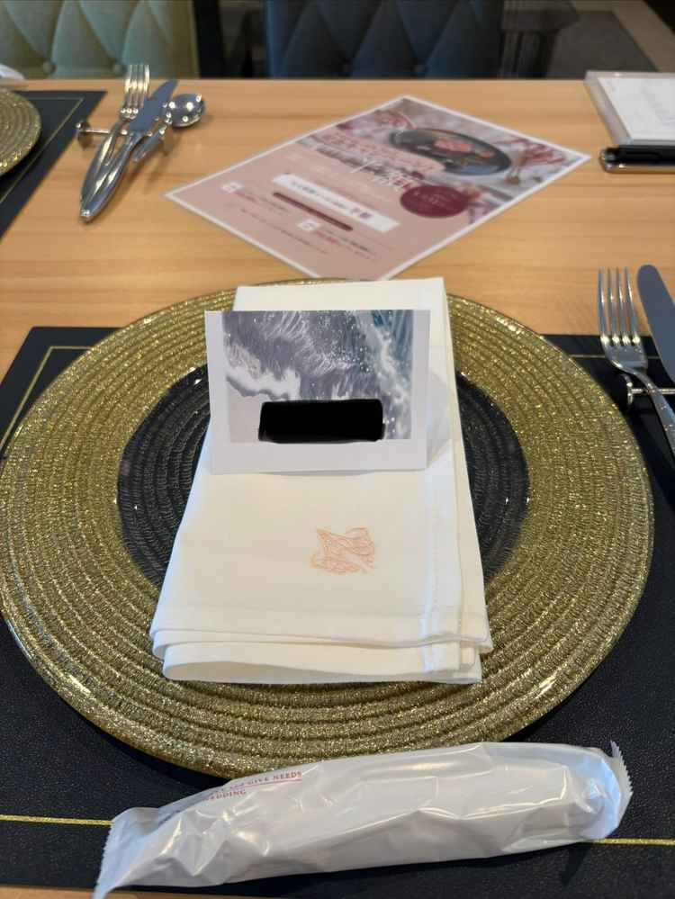 ゴールドのお皿がとても綺麗で高級感漂っていた。料理がとても映えるなと感じました。