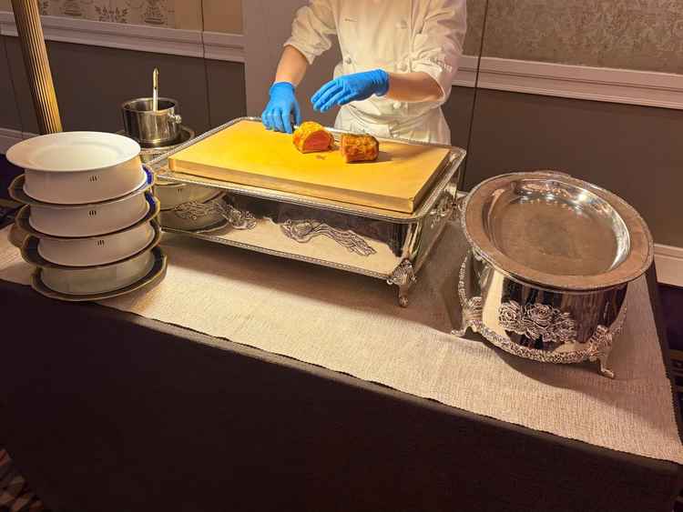 シェフがその場でお肉を切ってくれるパフォーマンスもありました