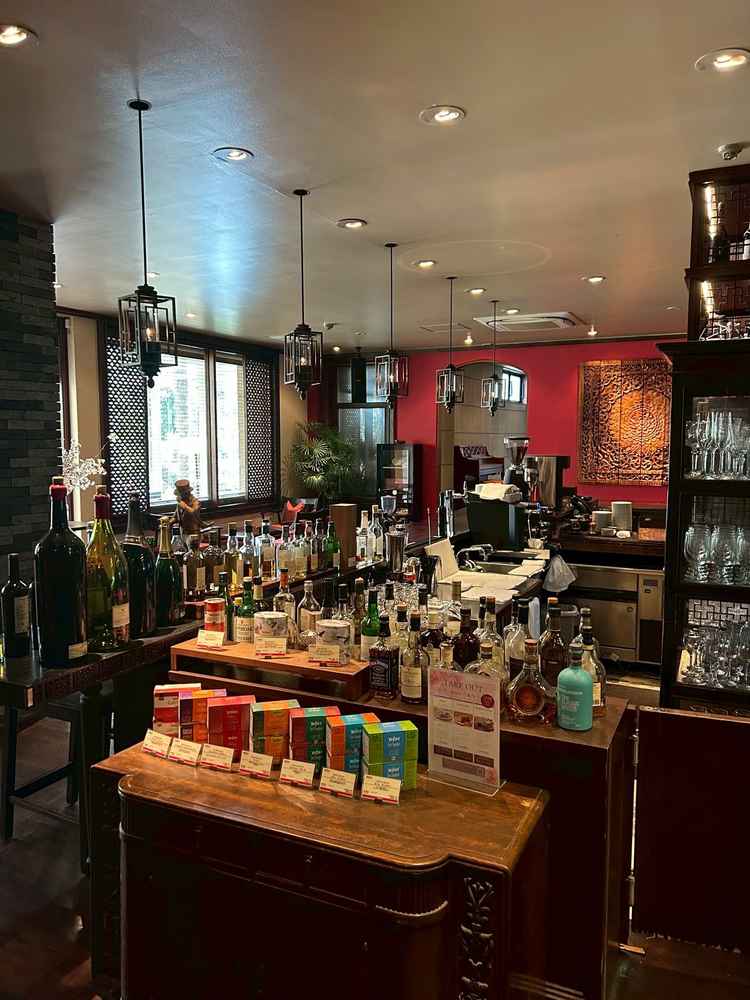 1階待合室の中のバーカウンター。ここを全て貸し切れて、この空間でゲストに楽しんで貰えるのは最高！