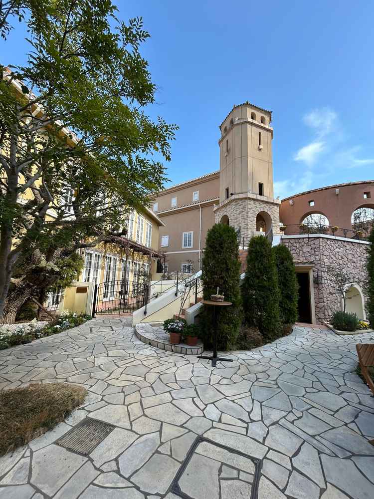 目の前にある建物では鐘がつけるそうです。完全に非日常的な空間で、海外に迷い込んだかのように錯覚します