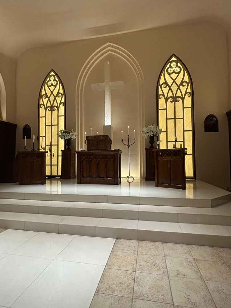 チャペルが非常にキレイでした。生花、本物のロウソクでしたのでにおいが素敵でした。