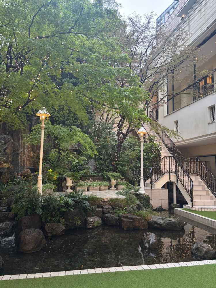 建物の中心にある庭の写真。階段入場も可能で、滝の音がとても心地よく自然を感じる空間でした。