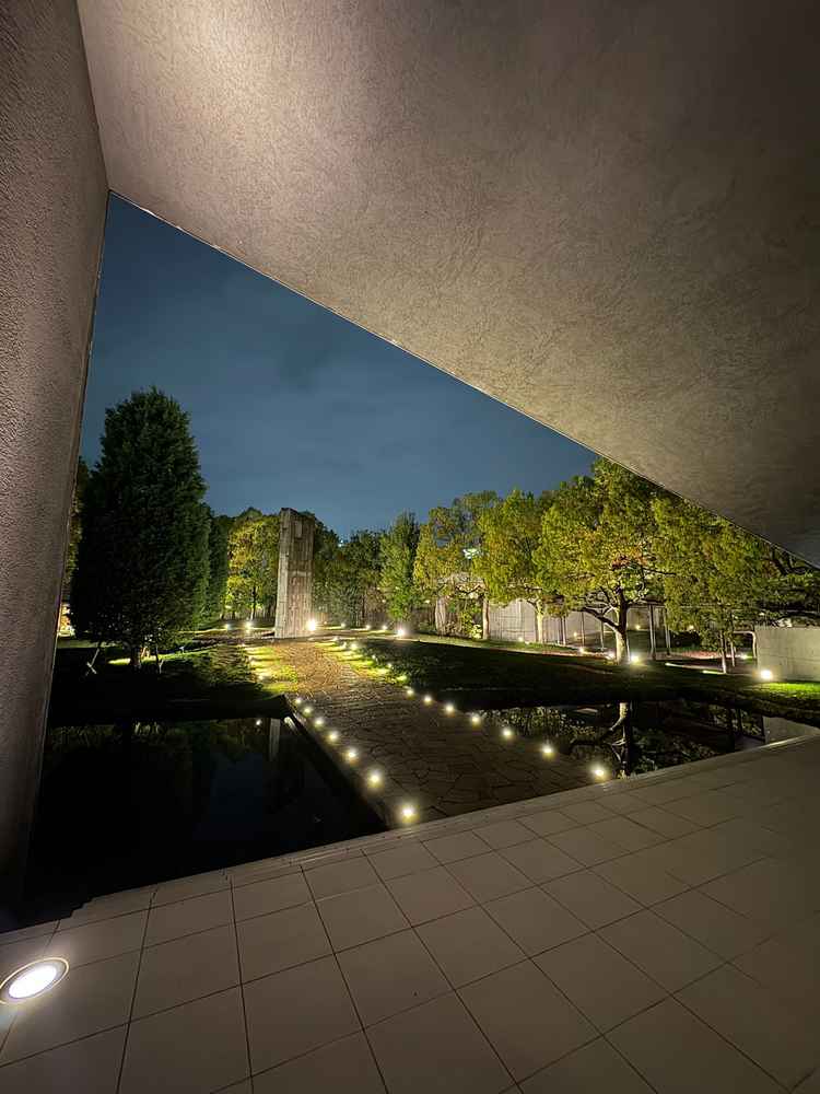 チャペルを出てすぐのフラワーシャワー等を行える場所が夜にライトアップされていてすごく綺麗でした