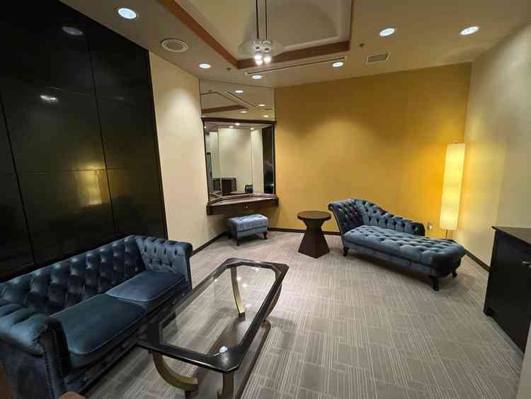 新郎新婦の控室はソファがあり、落ち着いた空間でした。