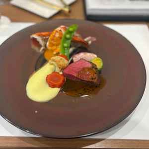 お料理はどれも素晴らしかった。ナイフとフォークだけでなく、お箸もつくところに気遣いを感じました。