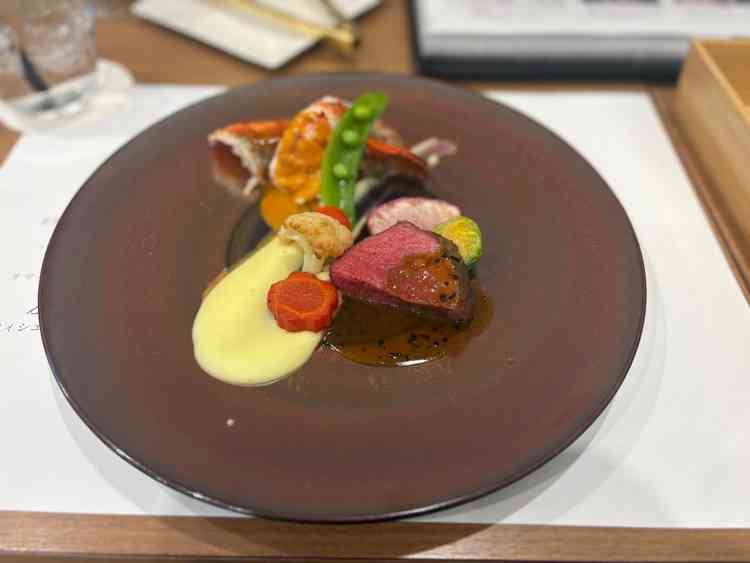 お料理はどれも素晴らしかった。ナイフとフォークだけでなく、お箸もつくところに気遣いを感じました。