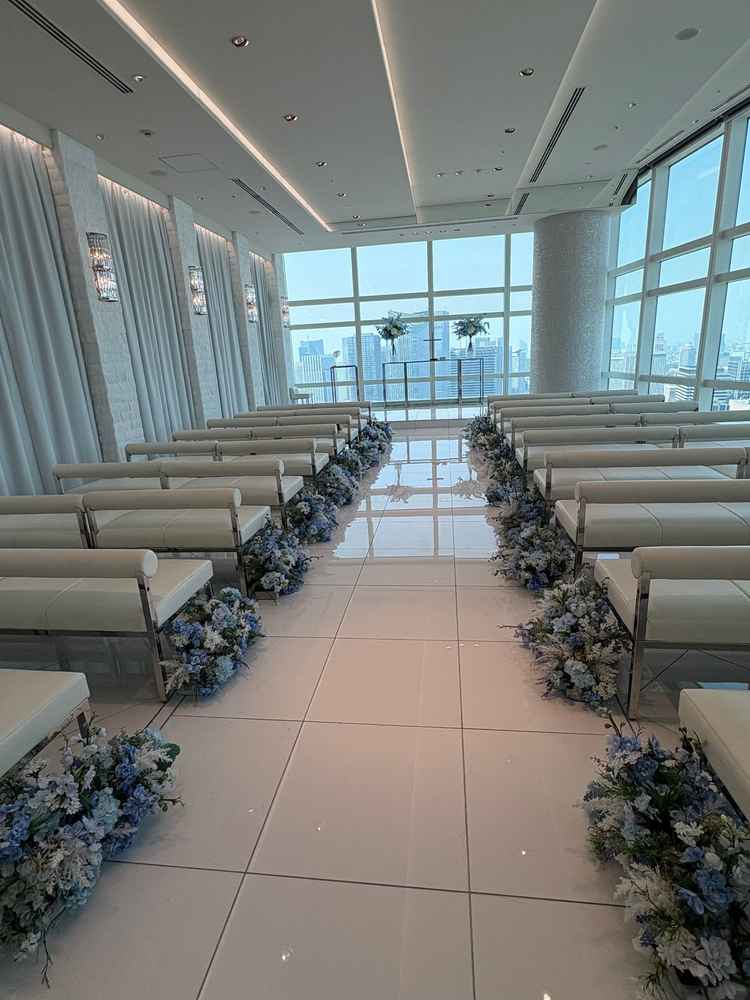 チャペルの写真。高層階からの眺めや、白を基調としたバージンロードが綺麗でした。