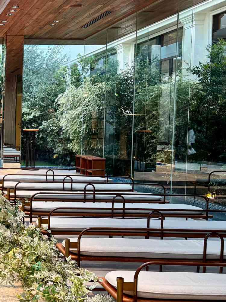 チャペルの外は緑で囲われていて、ガラス張りのチャペルでとても映えていました。